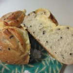 ラヴァー - 黒ごま入りのフランスパンにプロセスチーズフィリングを入れたパンです。

