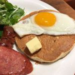 コアパンケーキハウス - パンケーキは目玉焼きが乗せられています。