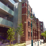 Sion - マンションの敷地内にあり、道路に面した部分だけ残して、あとはマンションを建てるために取り壊したようだ。映画のセットみたいで、なかなか珍しい風景だ。