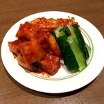 焼肉 鶯谷園 - キムチ盛り合わせ