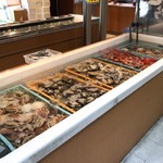 炭焼 炙屋 - 魚介市場の牡蠣や帆立の水槽