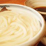 熟成うどん なかや - うまさの秘訣！香川から直送の小麦粉を、ブレンドし、塩水をミキシングして足で踏み、手で丸め熟成庫で寝かせます。自家製の減塩だし醤油と薬味でお召し上がりください。
