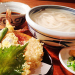 Jukusei Udon Nakaya - サクサクの天ぷらにうどんのどごしの良さと出汁の味をお楽しみください。