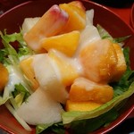 ごとく亭 - フルーツと野菜のサラダ