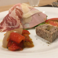 Osteria Tutto Sole - 赤パプリカのペペロナータ。軽やかに効いた大蒜やハーブの香りがそそる味わい。オイルの中でパプリカが官能的にトロリとする食感が素晴らしい！