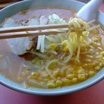布部札幌軒 - 麺は典型的な札幌ラーメンのそれです＾＾