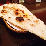 スパイスダイナー - なかなか大きいナン！