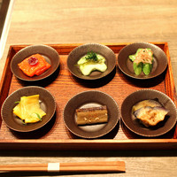 USHIGORO S. NISHIAZABU - 旬野菜　(パプリカの甘酢漬け（クランベリー）、丸オクラの出汁漬け、ズッキーニのマリネ（柚子胡椒、パクチーの新芽）、丸茄子の揚げ浸し（コチュジャン）、甘辛新牛蒡、桂白瓜の昆布締め）