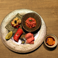 USHIGORO S. NISHIAZABU - 生肉　（毛蟹と赤身の手巻き　キャビア添え、牛刺身　雲丹醤油添え（トモ三角）、ザブトンの炙り握り、うしごろユッケ）