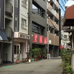 ハツタツ - お店の前の道