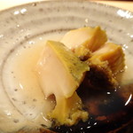 鮨 さかい - ＊少量の日本酒以外何も足さずに調理された「鮑」は柔らかく、旨みを感じます。