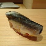 鮨 さかい - ◆コハダ・・少し小ぶりな品ですので、2枚重ねで出されました。