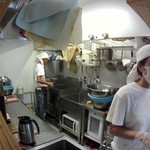 こだわり讃岐製麺所 - 狭い厨房だけど手づくりしてる(撮影承諾済み)