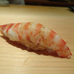 鮨 さかい - ◆車海老・・お弟子さんがお隣で茹でたての海老の殻を取り、堺さんが握られるという絶妙のコンビネーション。 車海老が甘いこと。