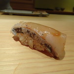 鮨 さかい - ◆鰆（対馬）・・肉厚で鰆特有の旨みを感じる品。「藁」で炙ってありますので、香りもいいですよ。