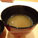 鮨 さかい - ◆ボタン海老の殻等で出しを取ったお味噌汁。甲殻類のいい味わいがします。