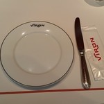 ブラッスリー・ヴィロン - お皿とナイフがセッティングされます