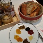 ブラッスリー・ヴィロン 渋谷店 - パレットのようにお皿に出したジャム