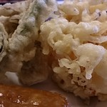蕎麦彩膳 隆仙坊 - 海老と小さなほたての貝柱のかき揚げ
            サックサクふんわりです！