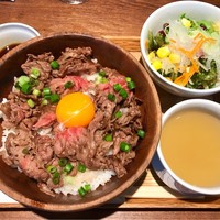 听屋 六本木 - 霜降り黒毛和牛の焼しゃぶ丼（120g)、ミニサラダ、オニオンスープ、デザート、お好きなドリンク1杯