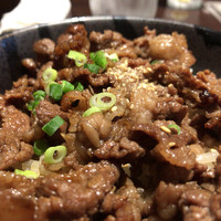 焼肉家 KAZU 神楽坂 - サガリ丼も美味しいけど、
                焼肉丼もガッツリ食べれて最高✌️
                スープ付きランチ