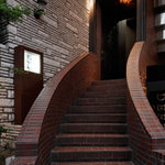 おかん - こちらの階段からお上がり下さいませ。