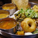 三日月バル - 3種のカレーとライス、ラッサム