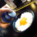 町田汁場 しおらーめん進化 - 卵かけご飯で塩ダレ！！（驚）