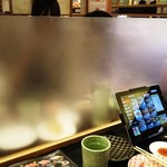 回し寿司 活 活美登利 - 4人席を衝立で2人席×2に