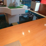 日本料理 松江 和らく - カウンター席の中にはいけすがあります