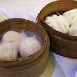 RAVINO NOODLE HOUSE - 1709_RAVINO NOODLE HOUSE_HA KAO TIM@18,000Rp(海老蒸し餃子)+CHA SIEW PAO@18,000Rp(チャーシューのパオ包)