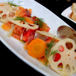 ん bistro - 自家製サーモンのマリネと有機野菜