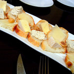 ん bistro - チーズ三種，フランスパンに盛り合わせ