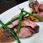 ん bistro - 栗原高原のカテキン豚と，とりば豚の炭火焼き