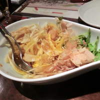 赤坂うまや - 卵黄の入った玉ねぎサラダ600円