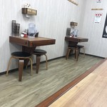 豚骨らーめん 魂龍 - テーブル席。