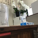 豚骨らーめん 魂龍 - お祝いの花。