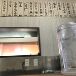 豚骨らーめん 魂龍 - 厨房前のメニュー。