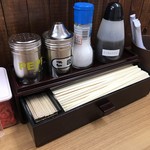 豚骨らーめん 魂龍 - 割り箸はここ。