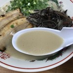 豚骨らーめん 魂龍 - スープ。