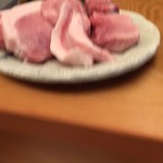 とんかつひなた - まずはこれから揚げるお肉のご紹介　興奮して手ぶれしました（笑）