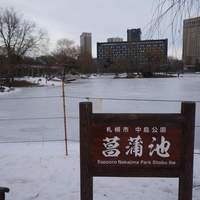 札幌 なだ万雅殿 - 反対からホテルを見る