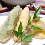 Karen - ◆天ぷら・・お野菜が5品（かぼちゃ・ごぼうなど）盛られています。お塩をかけらていてそのまま頂きます。