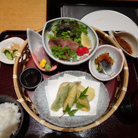 華蓮 博多店 - ◆「天麩羅」や「ローストビーフ」「カンパチのお刺身」などを盛り合わせた「花籠」が出されます。