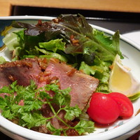 華蓮 博多店 - ◆ローストビーフ・・柔らかくお肉の旨みを感じる美味しい品。別添えのタレもいい味わい。