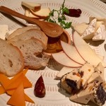 喰心 meat Dining - チーズ盛り合わせ/ドライフルーツ添え