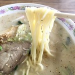 栄食堂 - 栄ミックスラーメン　麺アップ