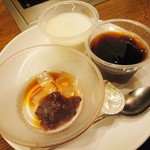 すたみな太郎 - 杏仁豆腐、コーヒーゼリー、ナタデココと小倉餡に黒蜜がけ