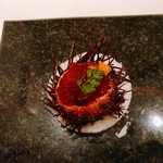 ラトラス - 殻つきウニのムースリーヌ　オマールコンソメジュレとウニ