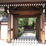 Terakafe Chuu Ka Soba Mizu Kami - 寺院の門前から中を撮影